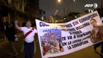 Miles de peruanos salen a las calles para respaldar la disolución del Congreso