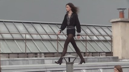 Chanel se rejuvenece en la pasarela y apuesta por el corto y los brillantes