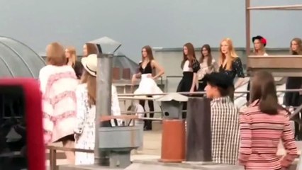 Paris Moda Haftası'nda seyirciden sürpriz katılım