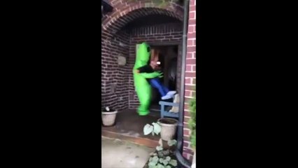 Impuissant, il se fait enlever par un alien