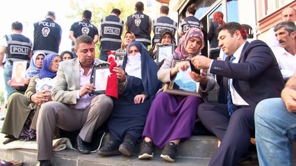 Güvenlik ve terör uzmanı Dr. Muğlu'dan HDP önündeki ailelere destek ziyareti