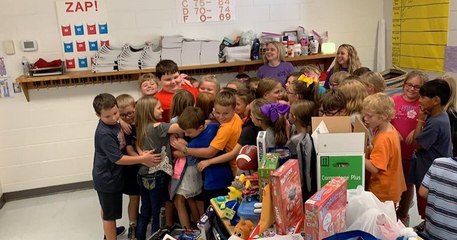 Des écoliers américains surprennent leur camarade en lui offrant des jouets après avoir tout perdu lors d'un incendie