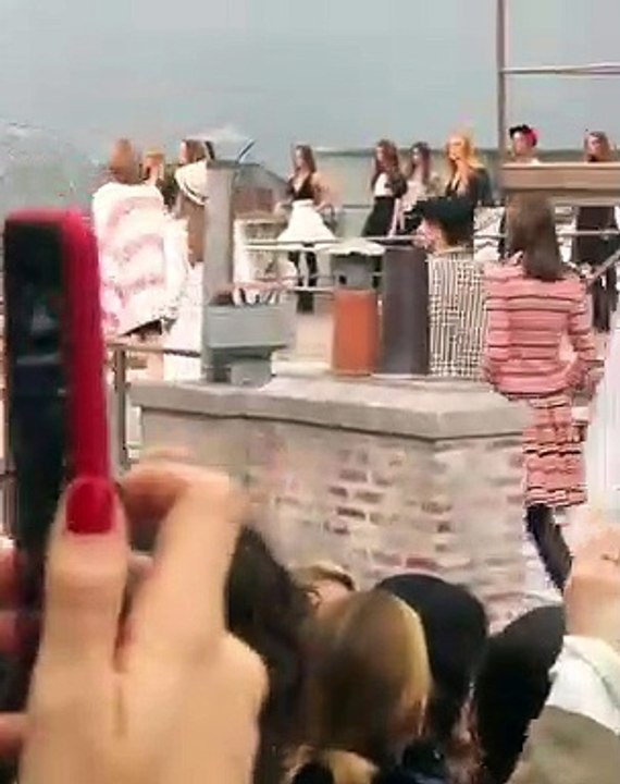 Après s'être incrustée dans le défilé Etam, "Marie s'infiltre" se fait virer du podium Chanel manu militari - VIDEO
