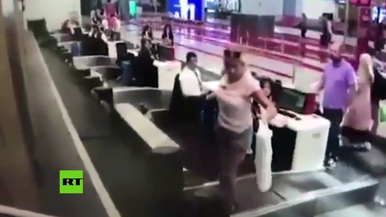 Esta mujer decide entrar al avión subiéndose a la cinta transportadora junto con las maletas