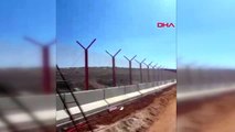 Hatay türkiye-suriye sınırına yüksek güvenlikli panel çit ve jiletli tel çekiliyor