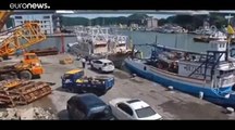 شاهد: لحظة انهيار جسر في تايوان على قوارب صيد وناقلة نفط