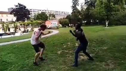 Un blanc qui danse aussi bien le "Sabar " ça ne court pas les rues