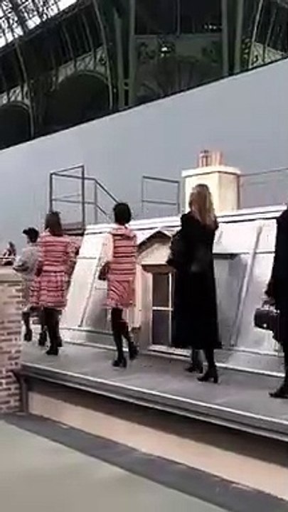 Après s'être incrustée dans le défilé Etam, "Marie s'infiltre" se fait virer du podium Chanel manu militari
