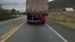 Brésil : Des enfants assis à l'arrière d'un camion en plein route !