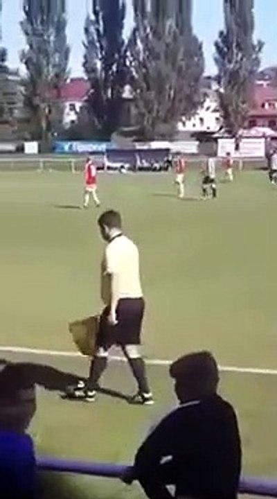 Un match de foot avec un arbitre de touche bourré