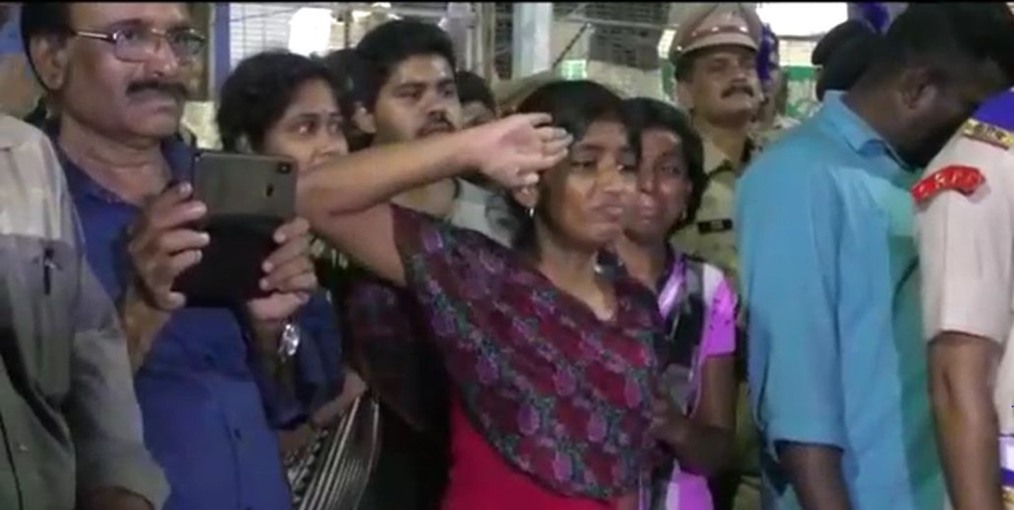 சிஆர்பிஎஃப் வீரரின் உடலுக்கு சல்யூட் அடித்து அஞ்சலி   செலுத்திய 14 வயது மகள்