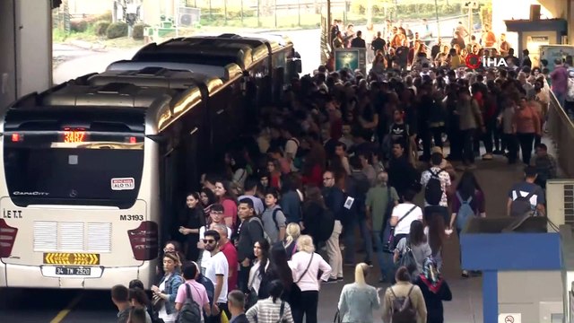 Zincirlikuyu metrobüs durağında insan seli