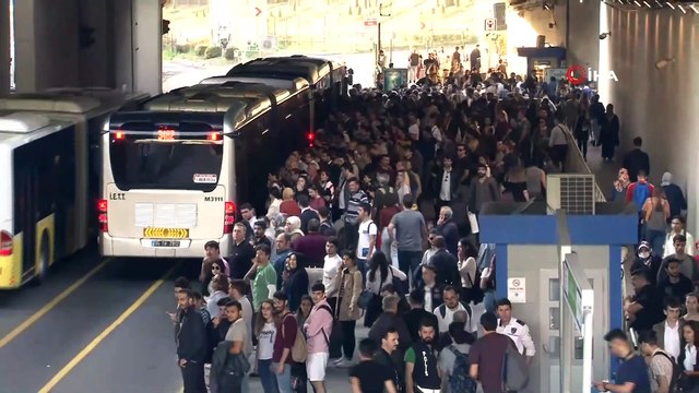 Zincirlikuyu metrobüs durağında insan seli