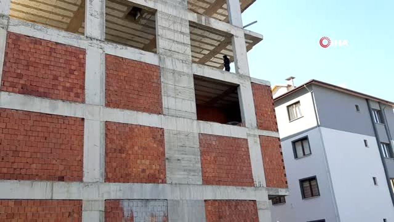 Engelli ve hamile kadını polis kolundan tutarak son anda böyle yakaladı