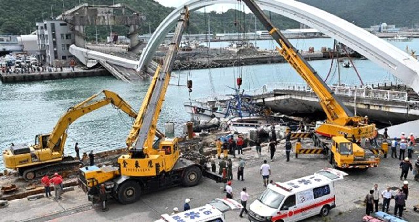 Tayvan'da çöken köprü tankeri uçurarak yangına...