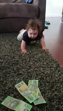 Il apprend à son bébé à marcher avec de l'argent ! Tu veux les billets ?