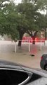 Inondations : ce conducteur avance dans l'eau et noie sa voiture !