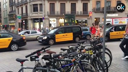 El himno de España suena a todo volumen en plena Plaza de Cataluña durante el 1-O