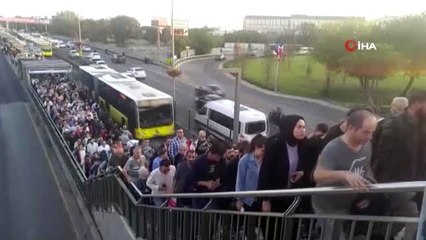 Descargar video: Zincirlikuyu metrobüs durağında insan seli