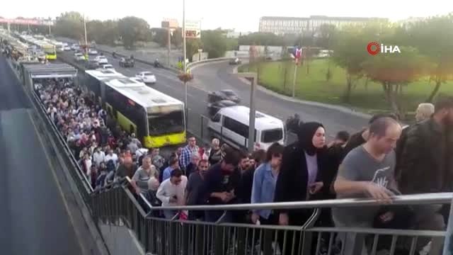 Zincirlikuyu metrobüs durağında insan seli