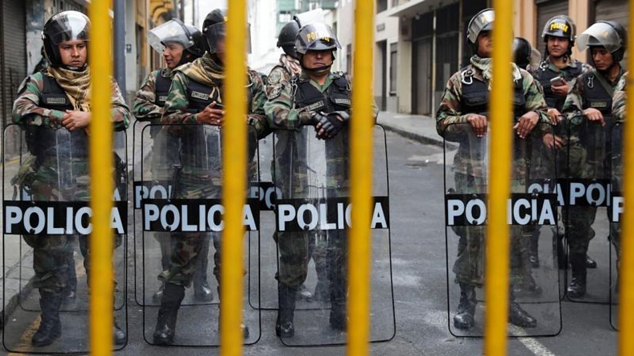 Peru: parlamentsauflösung sorgt für proteste
