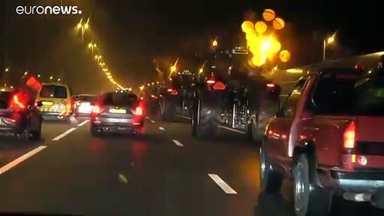 2000 Landwirte mit Treckern sorgen für Verkehrschaos