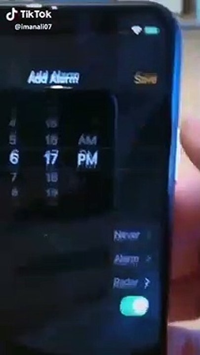 Il synchronise tous les iPhones d'un magasin... Blague énorme