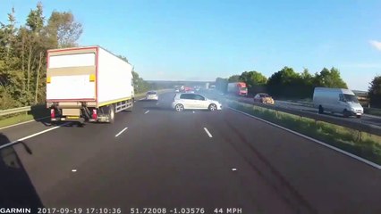 Télécharger la video: Un conducteur de bus a un réflexe incroyable sur l'autoroute...