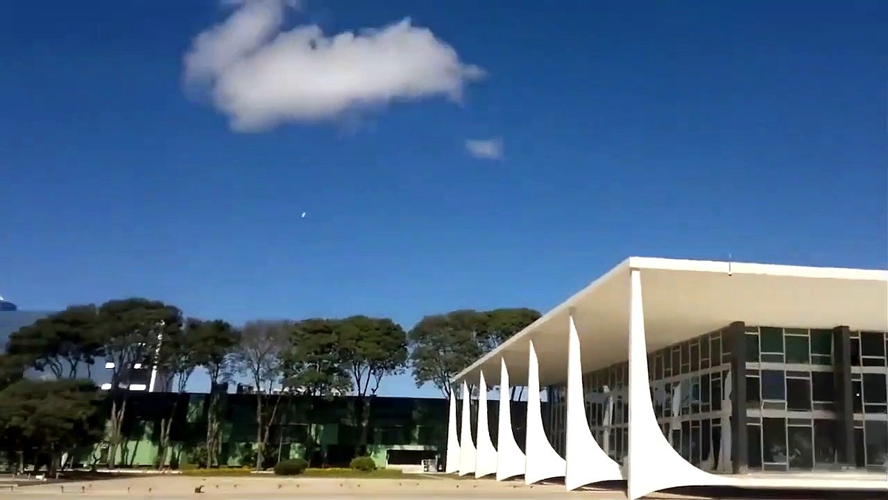 2 avions de chasse Mirage 2000 explosent toutes les vitres d'un bâtiment en passant le mur du son