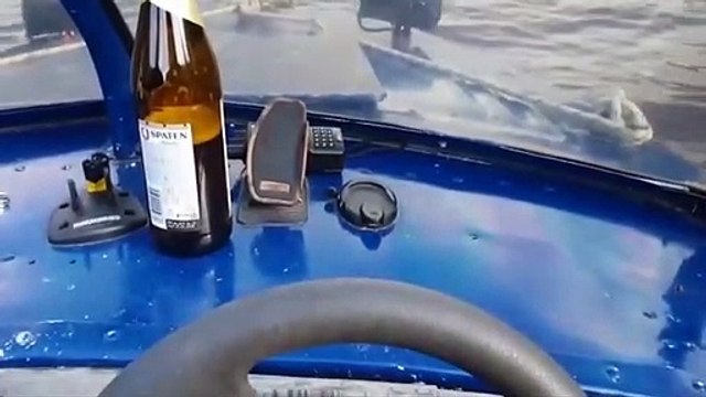 Cet idiot est en train de couler avec son bateau car il n'a pas enlevé la remorque !