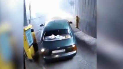 Ce conducteur a eu un léger problème avec la barriere du parking