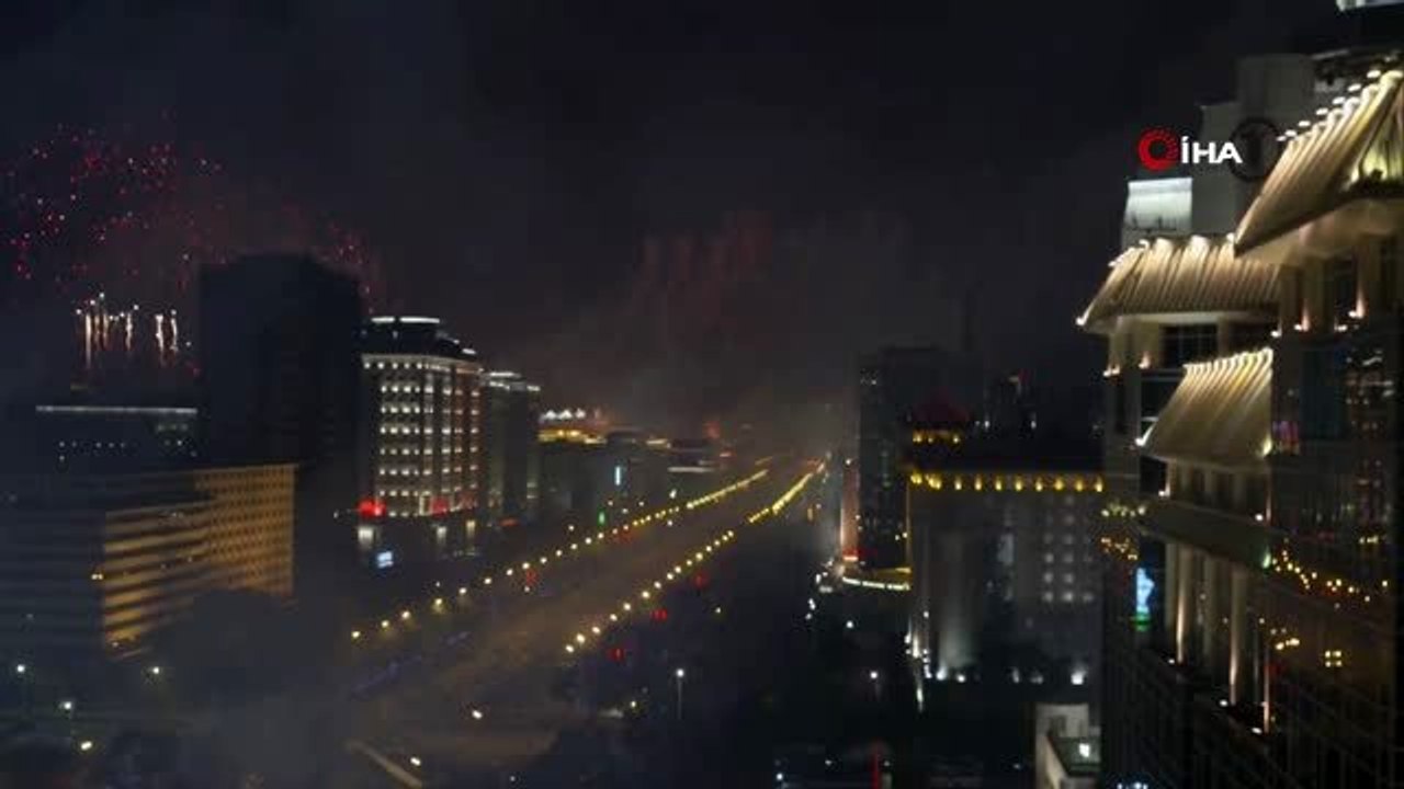 - Çin'de kuruluş kutlamalarında muhteşem havai fişek gösterisi