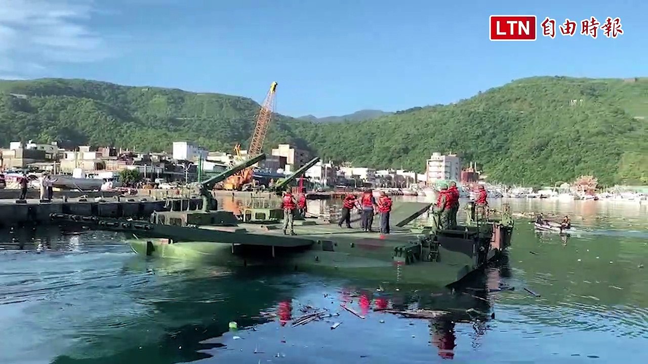 南方澳斷橋》軍方架浮門橋 要切開斷橋供漁船進出