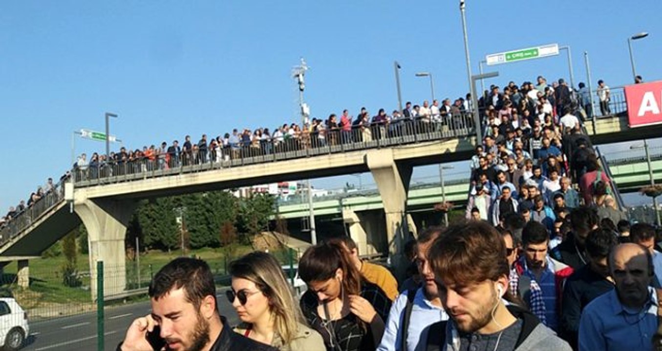 Altunizade metrobüs durağında aşırı yoğunluk devam ediyor