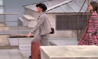 Defilede mankenlere özenen kadın podyuma çıkıp yürüdü