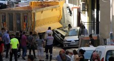 İzmir'de freni boşalan kamyonun, 9 otomobili ezdiği anların kamera görüntüleri ortaya çıktı