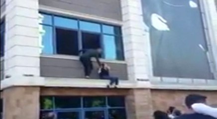 Deprem oldu sanıp camdan atlamaya kalkıştı