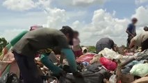 Niños indígenas colombianos buscan comida en un vertedero para no morir de hambre