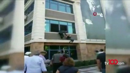 Deprem oluyor zannetti... Camdan atlamaya çalıştı!