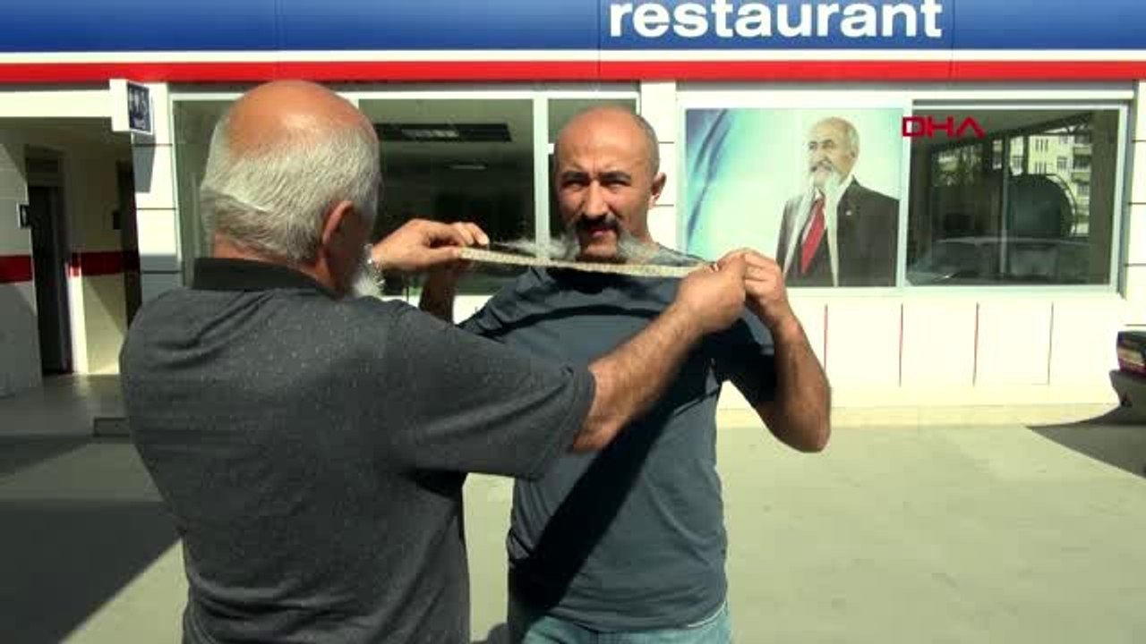 Amasya baba ve oğlu ilçede bıyıklarıyla tanınıyor