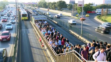 Altunizade metrobüs durağında aynı manzara