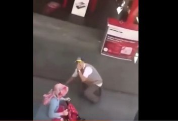 Sokakta kedi gibi davranan adam sosyal medyada fenomen oldu