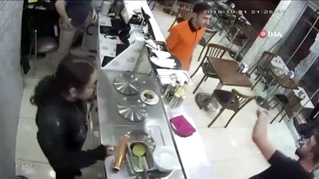 Evine sipariş getirmeyen iş yerini baltayla bastı