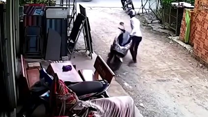 Motorcycle THIEVES Caught On Camera(1)