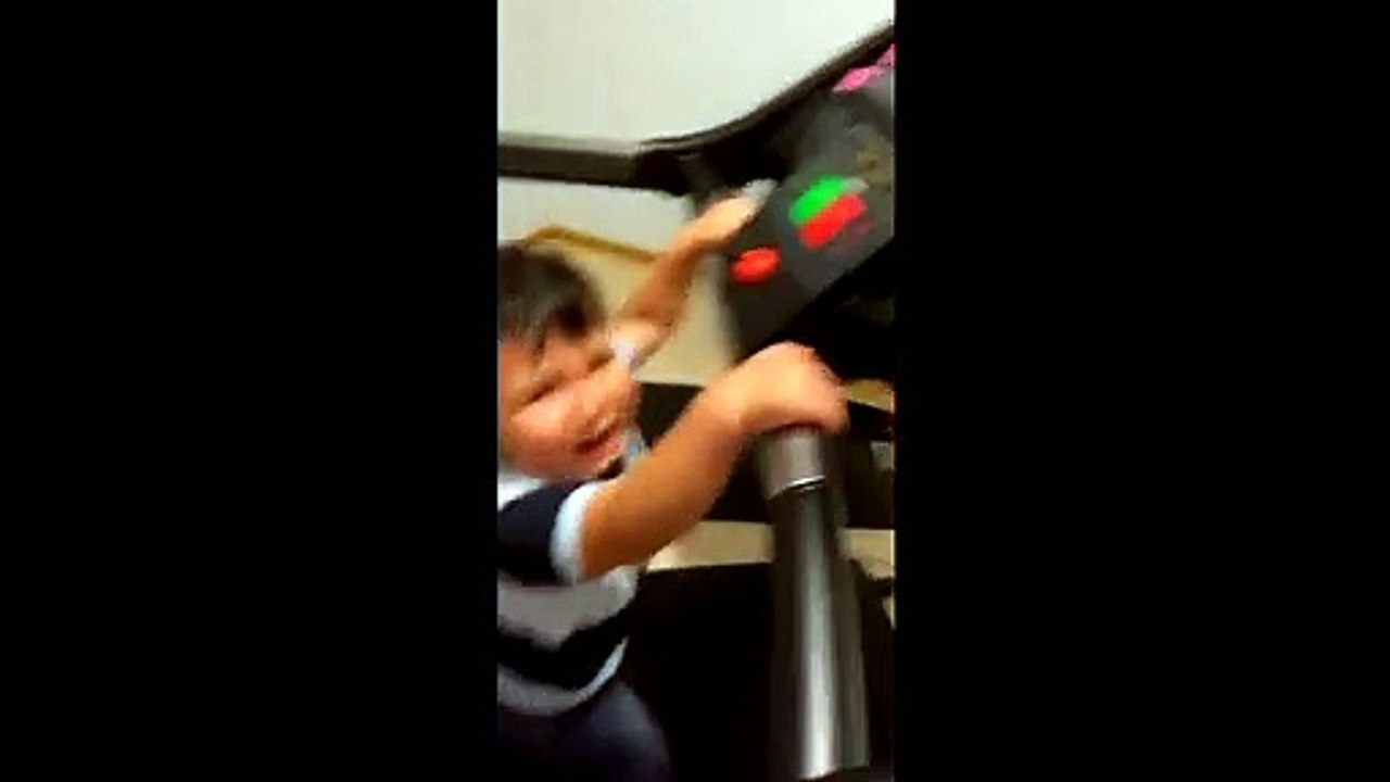 Un bébé traumatisé sur un tapis de course
