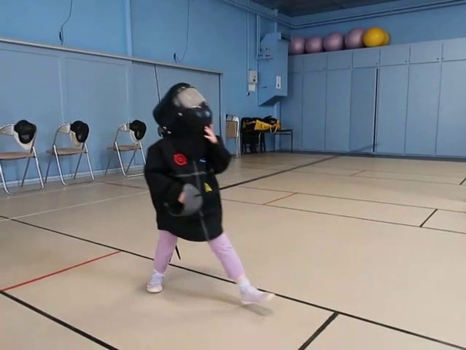 Des enfants de maternelle pratiquent l'escrime en jouant à Remiremont