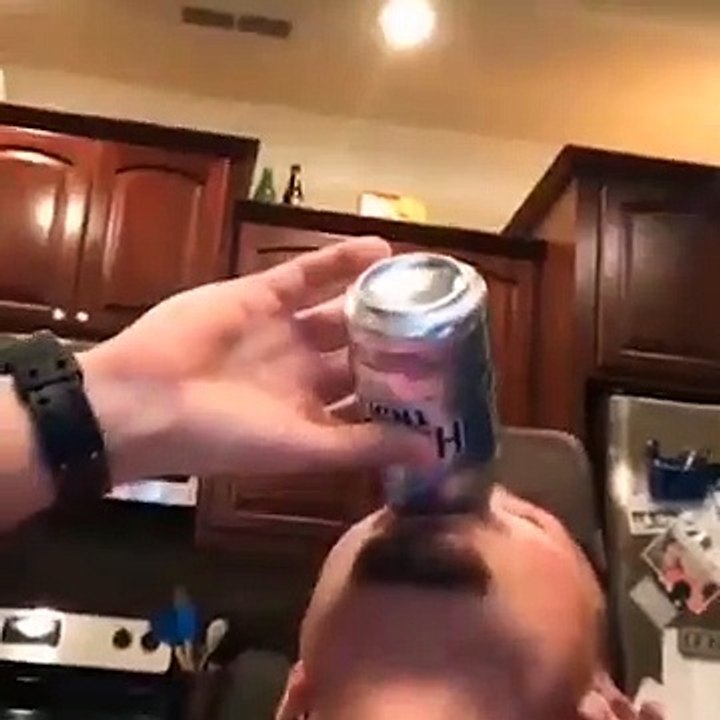 Un chien rapporte une canette de bière