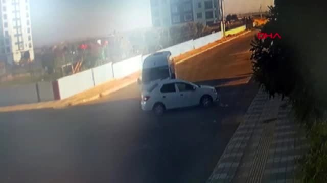 Diyarbakır öğrenci servisi ile otomobilin çarpışma anı kamerada