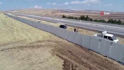 Kara kışa siper olacaklar...Kış hazırlıkları kapsamında karayollarının çevresinde kar siperleri inşa ediliyor