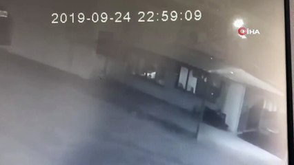 Tải video: Kasayı çalamayınca sadaka kutusunu çaldılar...Hırsızlık zanlıları kamerada